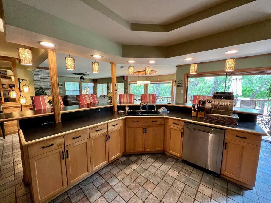 The River Haven - Sleeps 32 - On Guadalupe River Seguin Exterior photo