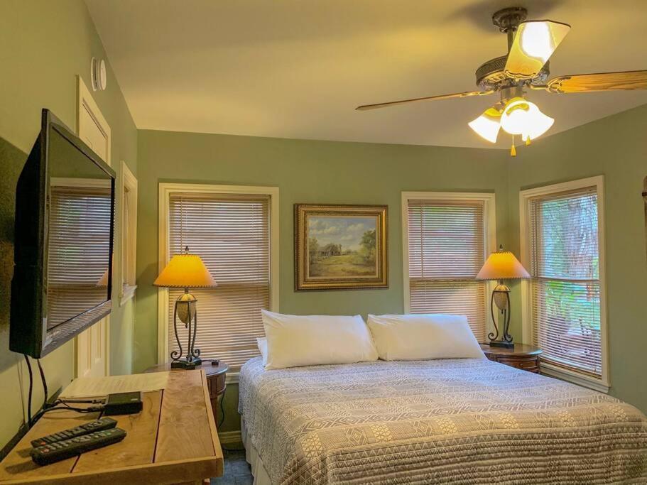 The River Haven - Sleeps 32 - On Guadalupe River Seguin Exterior photo