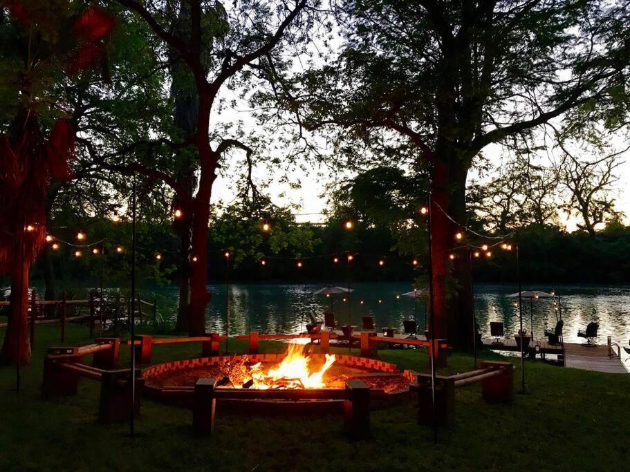 The River Haven - Sleeps 32 - On Guadalupe River Seguin Exterior photo